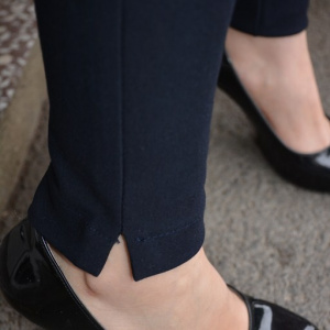 Pantalon modern cu croiala cambrata pe picior, nuanta bleumarin
