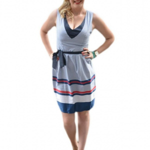 Rochie casual in nuanta de alb-bleumarin-rosu cu design de dungi