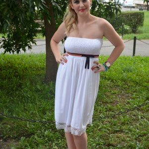 Rochie cu bretele in culorile alb si corai cu insertie de elastic