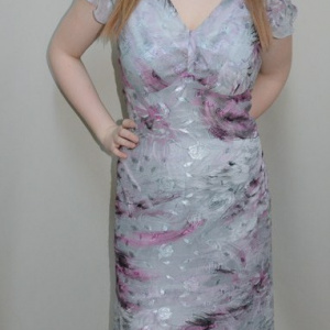 Rochie cu imprimeu abstract, nuanta de gri, decolteu in V