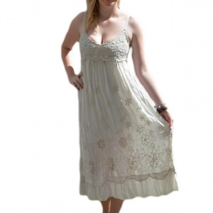 Rochie de culoare crem, model lung, cu broderie lucrata manual