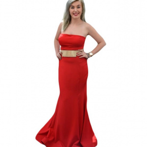 Rochie de gala tip sirena, de culoare rosie cu detaliu auriu