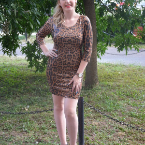 Rochie eleganta, de culoare maro animal print din paiete