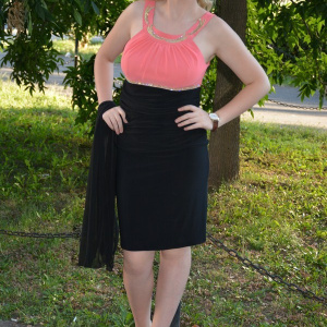 Rochie eleganta , din jerse fin, cu top corai si strasuri aurii