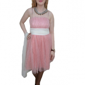 Rochie evazata, nuanta de pudra, esarfa moderna, alba atasata