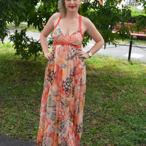 Rochie feminina, de vara, material plisat, pe fundal corai