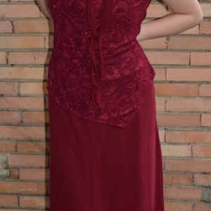 Rochie lunga de seara cu aspect de costum de nuanta marsala
