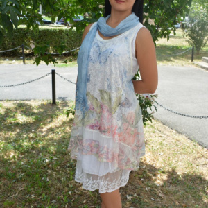 Rochie moderna cu dantela, alba, model casual cu lungime medie