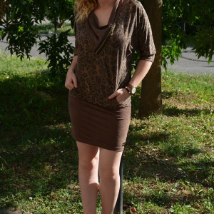 Rochie moderna, guler cazut, de culoare maro
