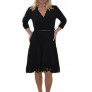Rochie neagra casual-elegant cu design de curea si dantela