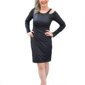 Rochie neagra, cu un decupaj pe umarul stang