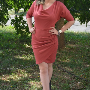 Rochie originala, de culoare plamanie, decolteu cazut