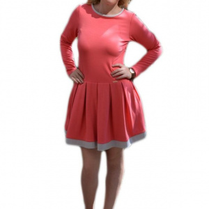 Rochie tinereasca, chic, evazata in partea de jos, in nuanta de corai