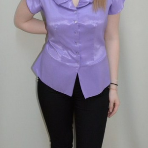 Bluza cu nasturi tip camasa, de culoare mov, cu maneca scurta