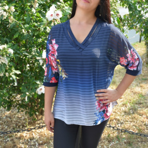 Bluza lejera cu maneca trei-sfert, design floral pe fond bleumarin