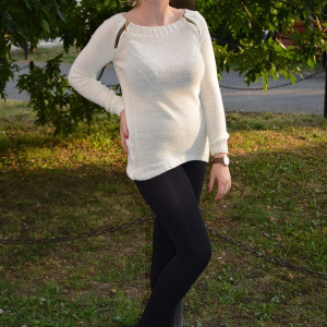 Bluza rafinata , de culoare alba cu fermoare aurii