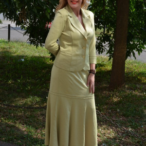 Costum  elegant , in nuanta de verde deschis