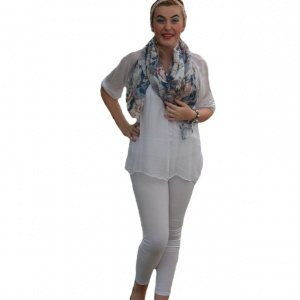 Esarfa bleumarin cu model de flori multicolore, model clasic