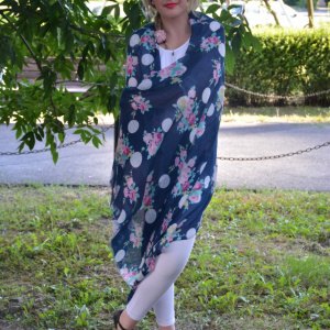 Esarfa fashion cu imprimeu pe fond bleumarin, material subtire