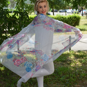 Esarfa fina matase-vascoza, nuanta gri, design cu flori colorate