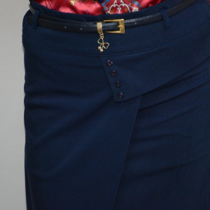 Fusta cool, lungime midi, de culoare bleumarin si design aparte