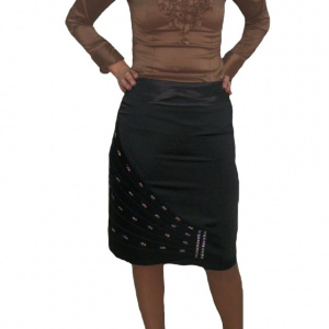 Fusta eleganta, dreapta, cu strass-uri ca design, de culoare neagra