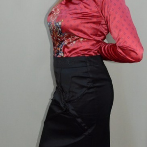 Fusta eleganta, neagra cu fronseuri in forma de virtej