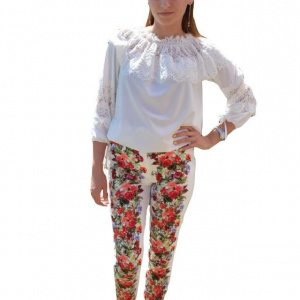 Pantalon feminin cu imprimeu floral multicolor pe fond alb