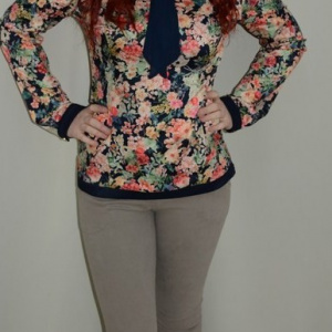 Pantalon simplu, de culoare gri, design simplu si drept
