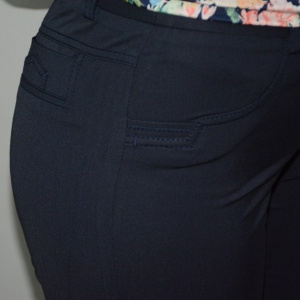 Pantaloni lungi ,de culoare bleumarin, croi drept pe picior