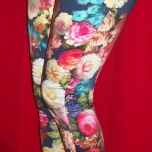 Pantaloni rafinati, bleomaren cu imprimeu floral, curea din lac
