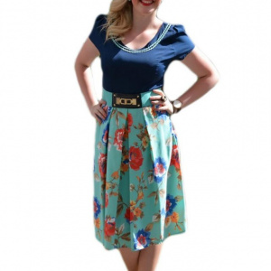 Rochie casual, cu imprimeu floral in partea de jos si curea lata in talie