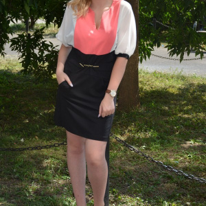 Rochie casual, rafinata , mini, de culoare alb-corai-negru