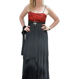 Rochie de seara lunga neagra, cu design modern si top rosu dantelat