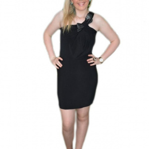 Rochie de seara, nuanta de negru, bretea fashion, fundita aplicata