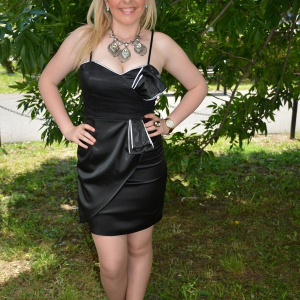 Rochie de seara scurta, neagra din saten, frumos cambrata pe corp