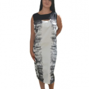 Rochie dreapta de culoare neagra cu design alb, fara maneca