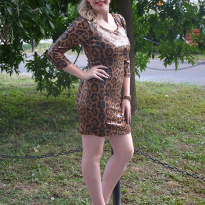 Rochie eleganta, de culoare maro animal print din paiete