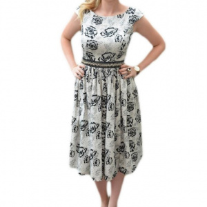 Rochie eleganta, pe gri cu imprimeu floral conturat cu negru