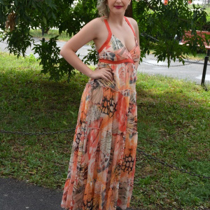 Rochie feminina, de vara, material plisat, pe fundal corai
