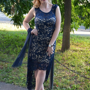 Rochie moderna cu trena, culoare bleumarin, din dantela fina