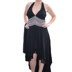 Rochie rafinata de seara, neagra, cu falduri si insertie argintie in talie
