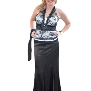Rochie rafinata ,neagra ,cu corset alb infasurat in dantela neagra