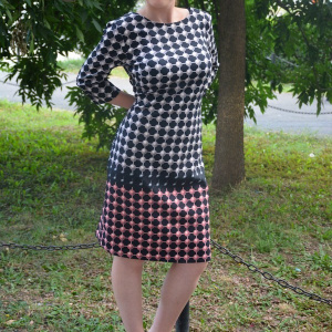 Rochie trendy cu croi clasic, cu buline de culoare negru-crem