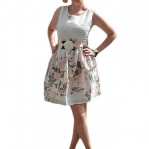 Rochie trendy cu croiala evazata, culoare alba cu curea la mijloc