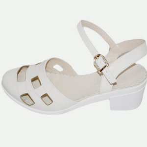 Sanda trendy realizata din piele alba cu model perforat in fata
