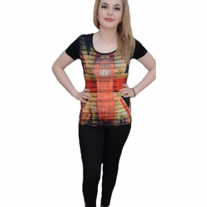 Tricou modern, de culoare neagra, cu imprimeu si strasuri mici