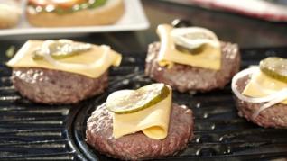Hamburgeri de casa - deliciosi si usor de preparat! Hamburgeri de casa - deliciosi si usor de preparat!