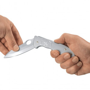 Briceag Victorinox Hunter Pro M Alox One Hand, argintiu - 0.9415.M26 inchidere