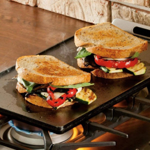 Plita din fonta cu 2 fete neteda si grill Lodge 42,5 x 24 cm